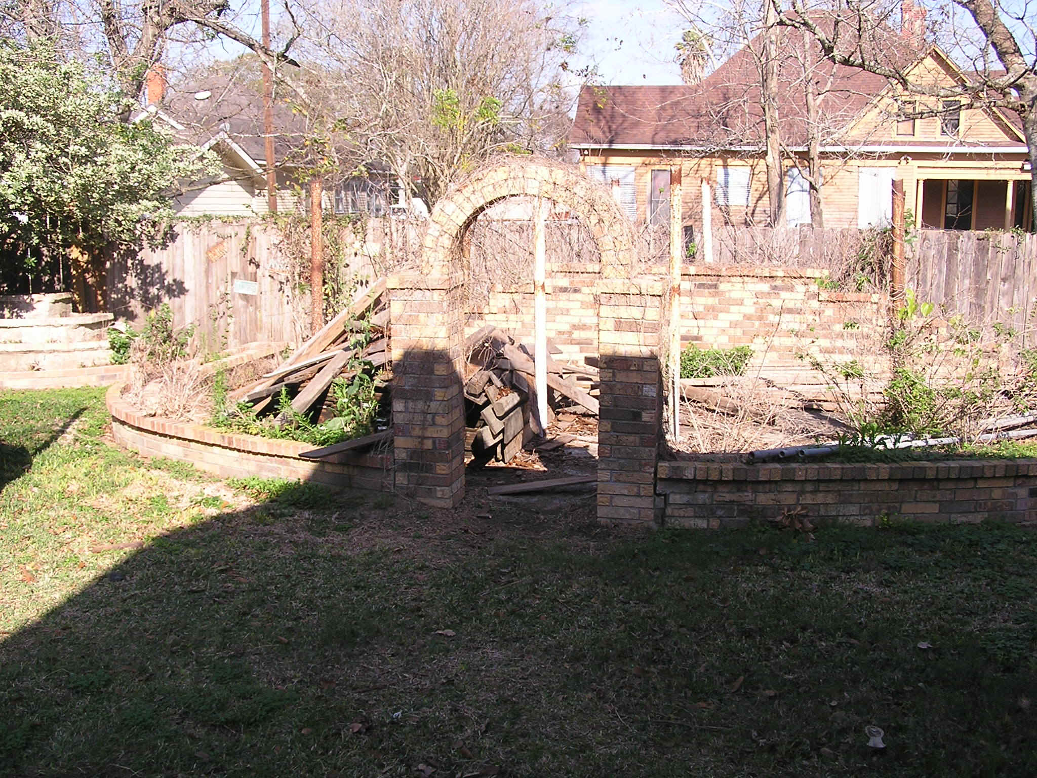 Backyard Interest.JPG (735859 bytes)